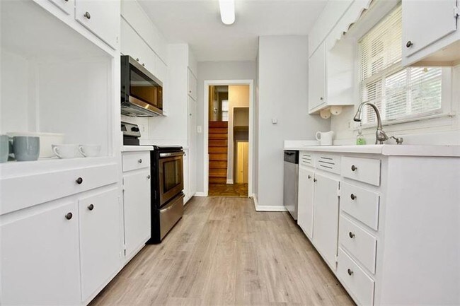 Foto del edificio - 2445 Holly Springs Rd