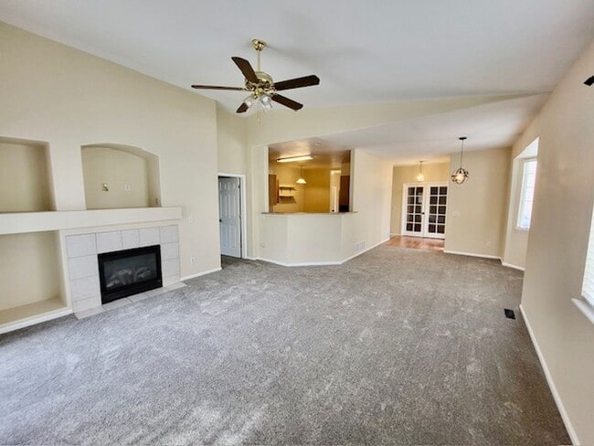 Building Photo - Lovely 4 bedroom home near the Powers Corr...