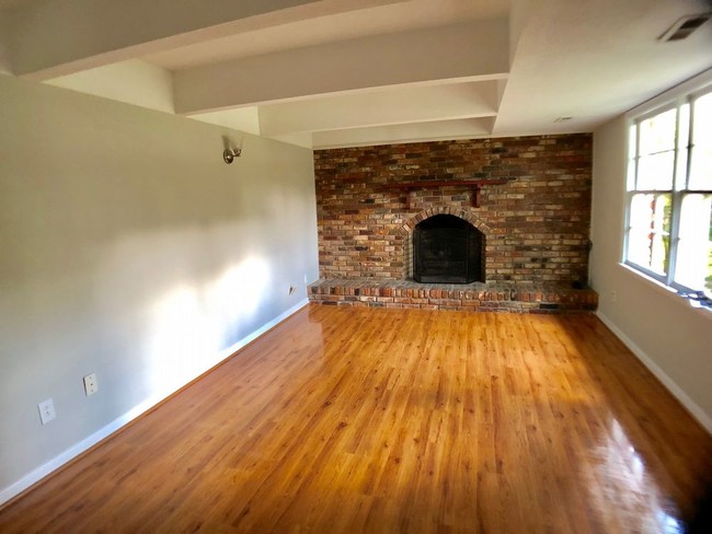 Building Photo - 5830 Woodhaven Cir