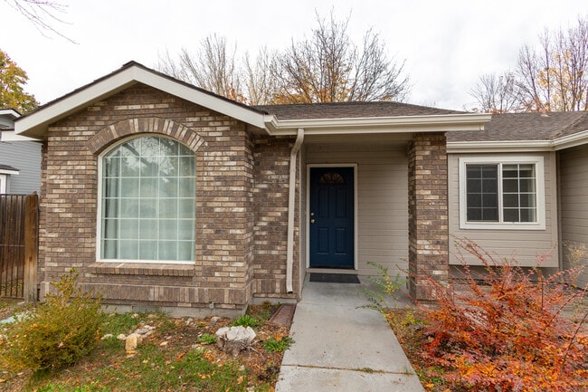 Building Photo - 164 S Silverwood Way