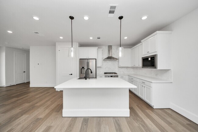 Building Photo - 12010 Royal Oaks Banner Wy