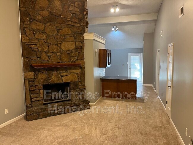 Foto del edificio - 3913 Oak Branch Cir E