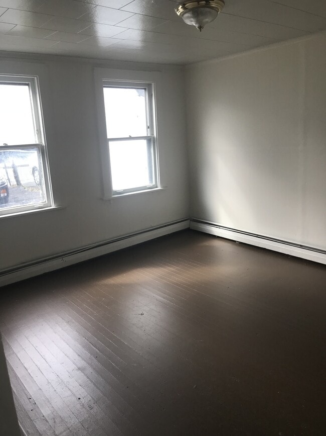 Building Photo - 361 Elk St. $1,500 4BR 2 BR