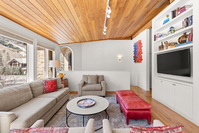 Foto del edificio - 1006 E Hyman Ave