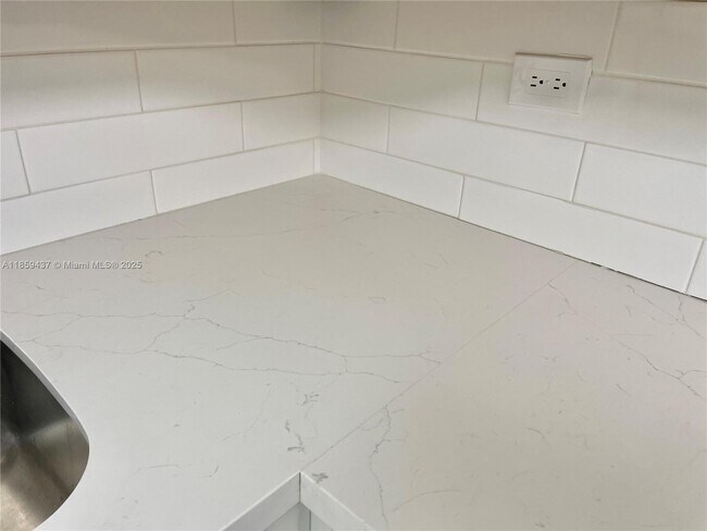 Foto del edificio - 8101 SW 72nd Ave