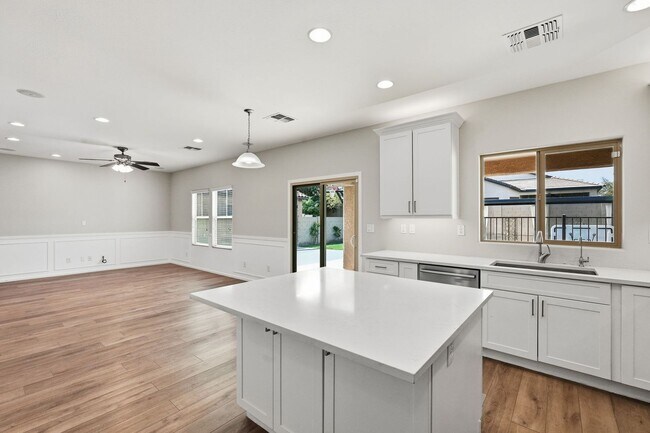 Foto del edificio - Spacious 4 Bedroom 2 Bath In Peoria with Pool and Sports Court