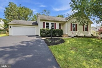 Building Photo - 9571 Basilwood Dr