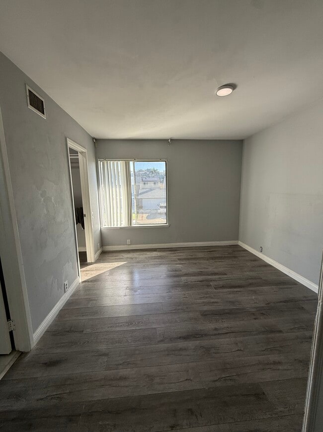 Master Room with Closet & Bathroom - 2617 Lakemoor Pl