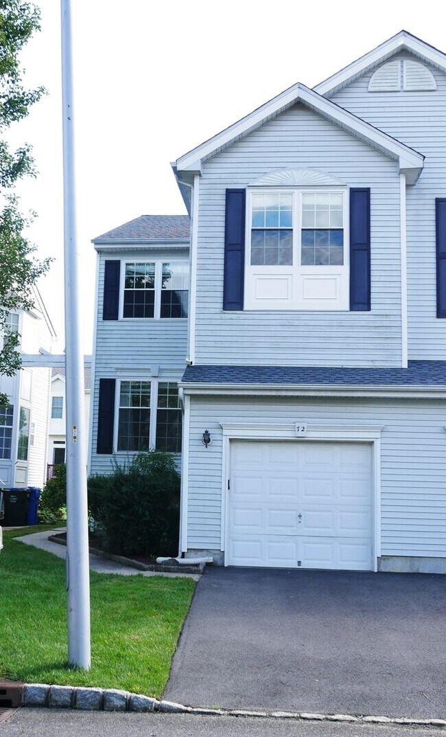 Building Photo - Beautify Townhouse Duplex, 1 Car Garage, 3...