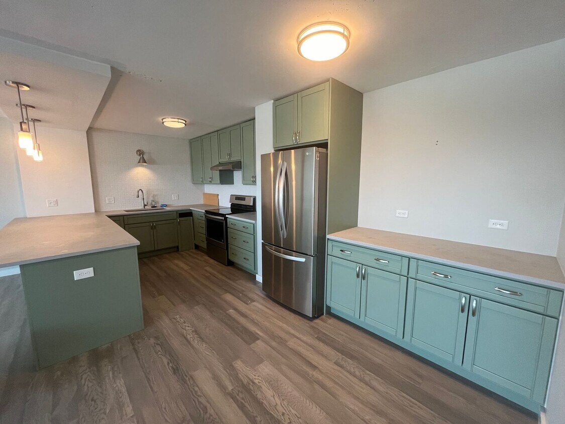 Primary Photo - Spacious Top Floor Condo with East-Facing ...