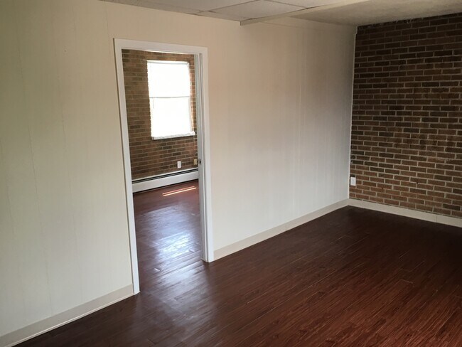 Building Photo - 661 Yeoman St