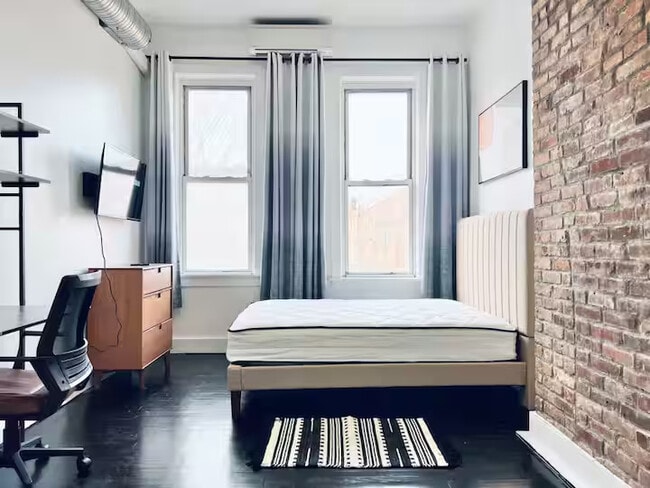 Building Photo - Furnished room/NOT APARTMENT