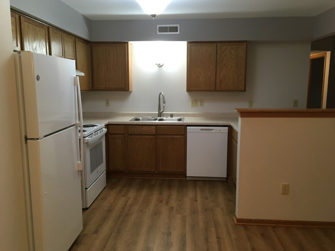 Kitchen...all new appliances - Oak Leaf Condominiums