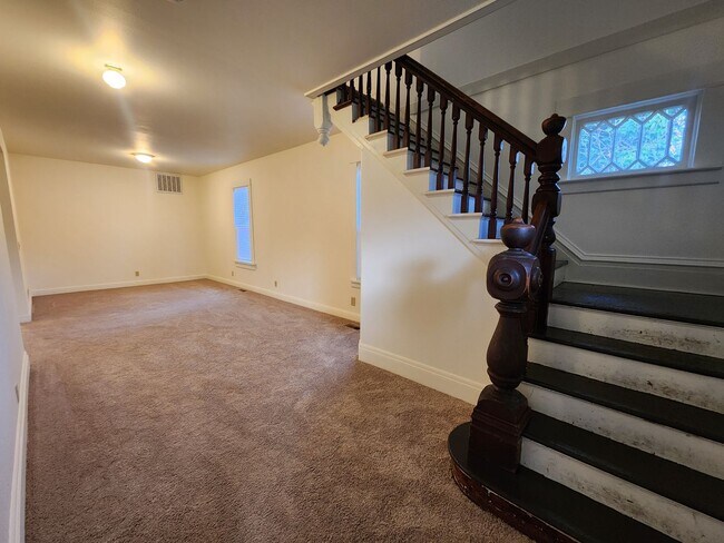 Building Photo - Rooms available in large home near downtown.