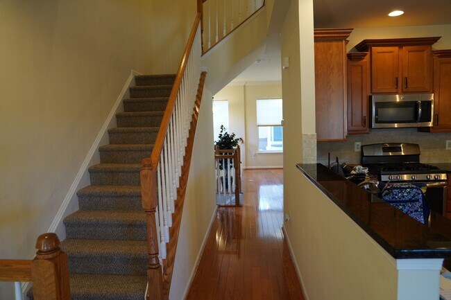 Building Photo - Gorgeous 3 Bedroom / 3.5 Bathroom Townhous...