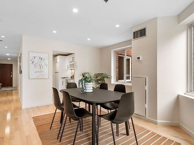 Foto del edificio - "Spacious 2-Bed Retreat with Granite Touches & Pool Access in Cambridge's Heart!"