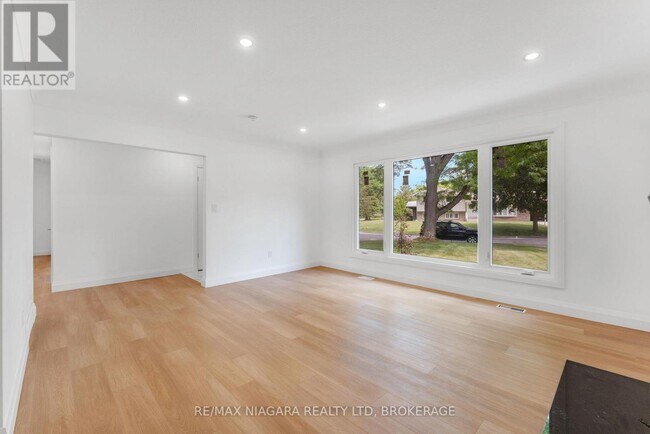 Building Photo - 10 W Hampton Rd