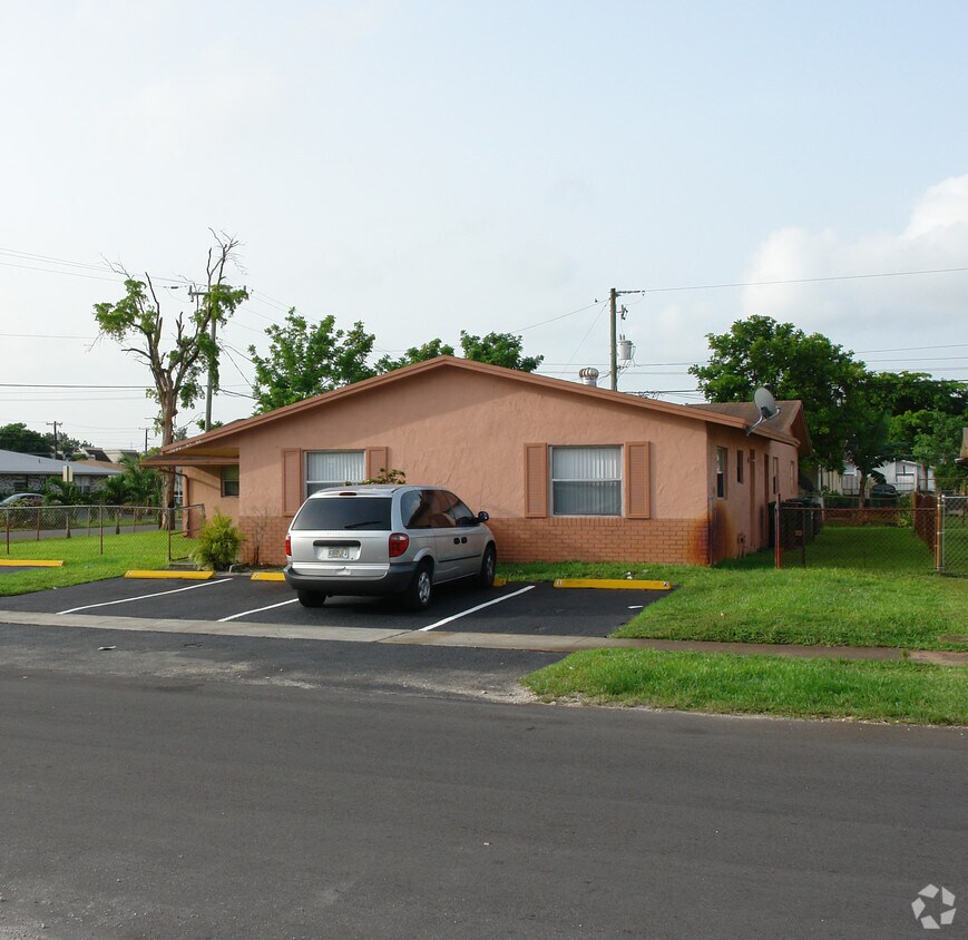 Foto del edificio - 5860 NW 19th Ct