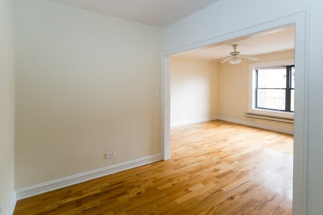 Building Photo - 545 W Wellington Ave