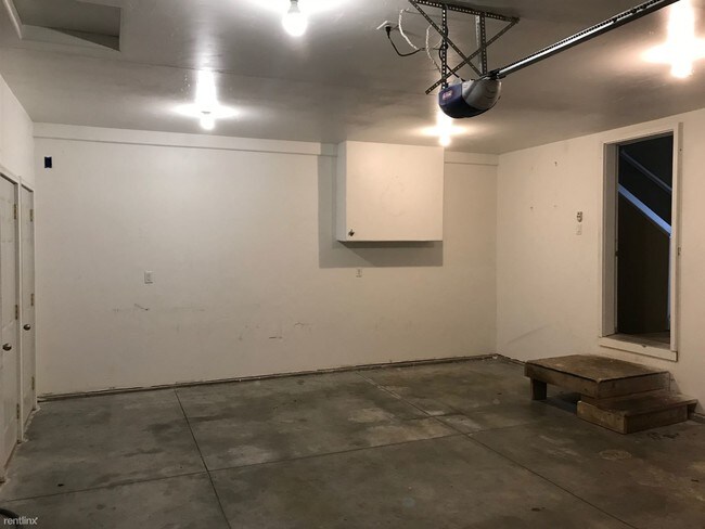 Building Photo - 4 br, 2.5 bath  - 2021 Koch Dr