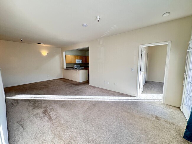 Foto del edificio - Home Near UNR: Spacious 4BR/4BA with Gated Access and Balcony!