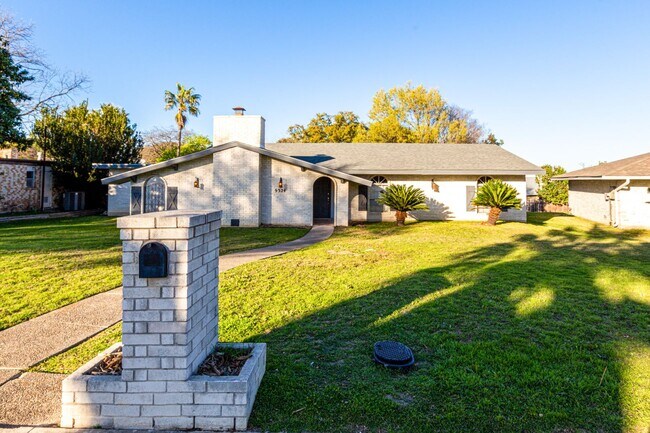 Foto del edificio - BEAUTIFULLY RENOVATED ONE STORY HOME IN A ...
