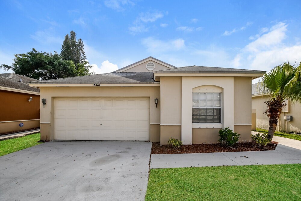 Foto principal - 333 W Riverbend Dr