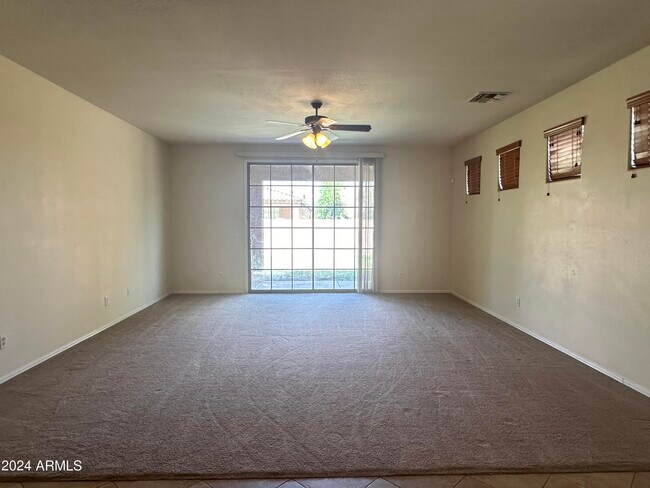 Foto del edificio - 15022 W Montecito Ave