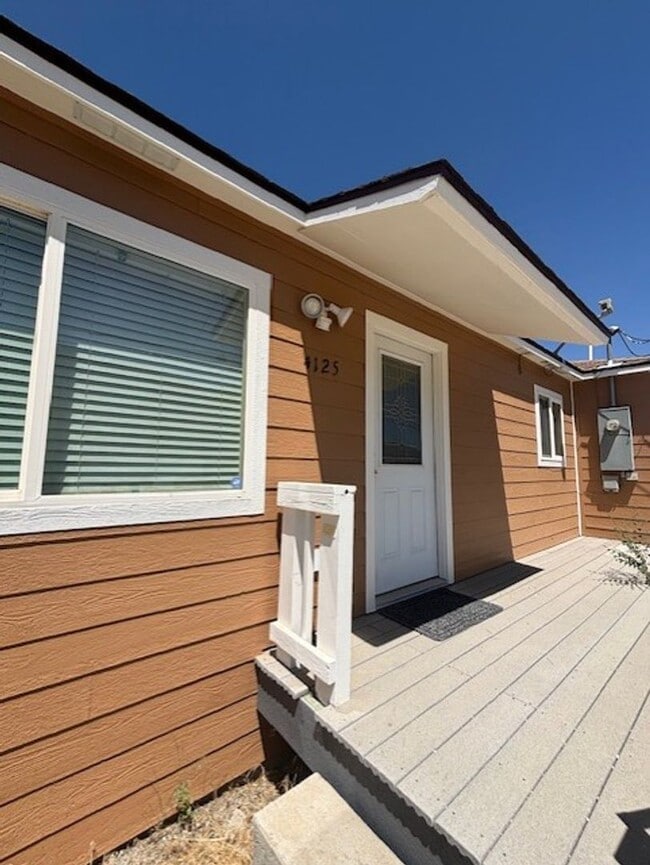 Building Photo - Newly Renovated 2 Bedroom Home in Mountain...