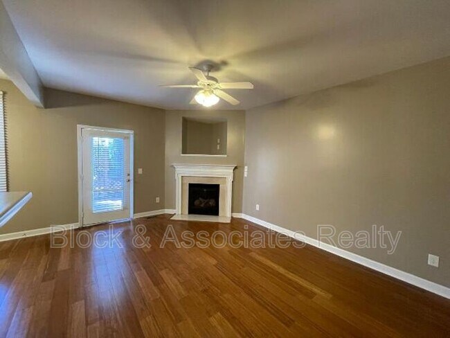 Foto del edificio - 5506 Cottonrose Ln