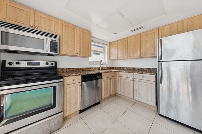 Building Photo - 1000 NE 9th Ave