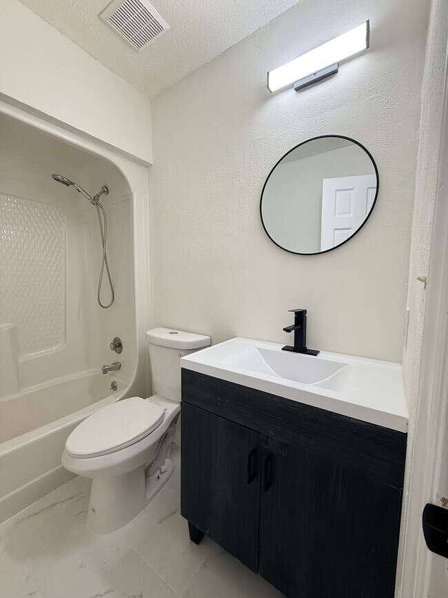 Foto del edificio - FOR RENT – Newly Remodeled 4 Bedroom / 2 Bath Home