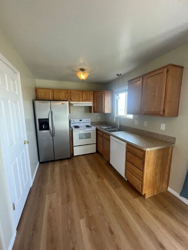 Building Photo - Your New Chapter Starts Here – 5 Bed, 2 Bath Syracuse Home + 2 Weeks Free!