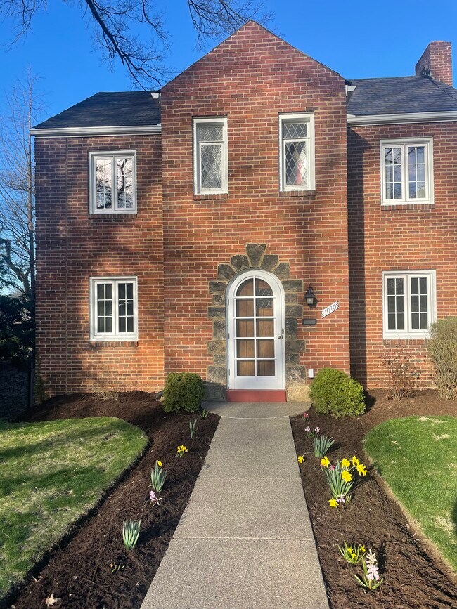 Building Photo - 1070 Old Gate Rd