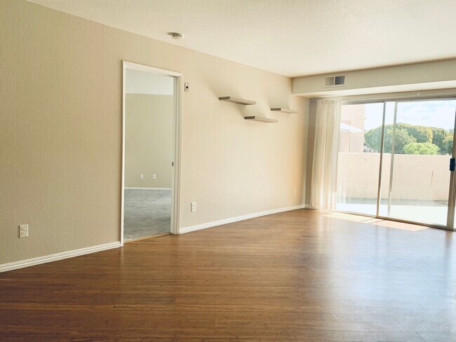 Foto del edificio - Fashion Hills 2 bedroom, 2 bath with 2 car garage!