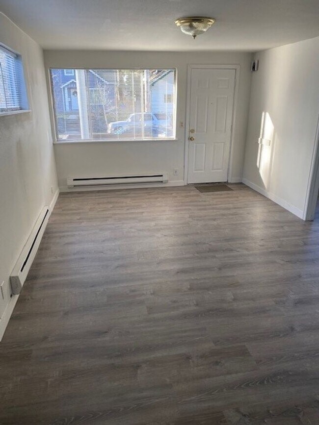 Building Photo - Charming Central Tacoma Home- Pet Friendly!