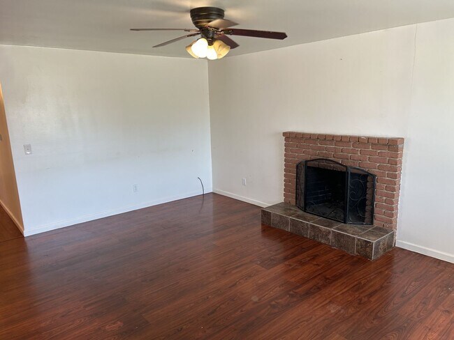 Building Photo - Beautiful 3 Bedroom, 2 Bath Ranch Style Home