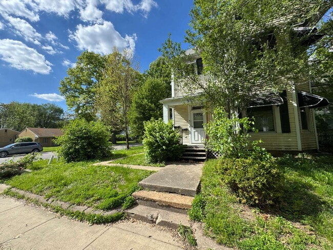Building Photo - "Cozy 1-Bedroom Gem in Springfield's Heart – Your Perfect Urban Retreat!"