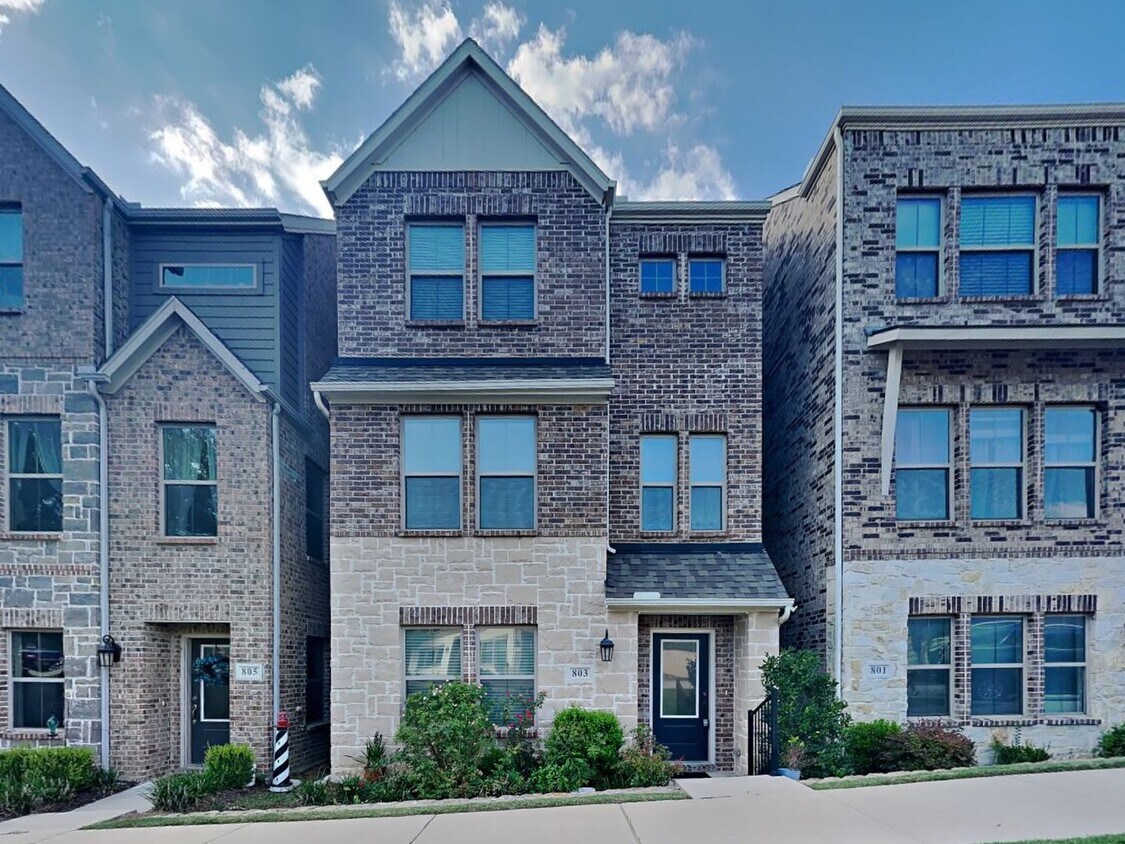 Foto principal - Your Dream 3-Story Home Awaits with $500 O...