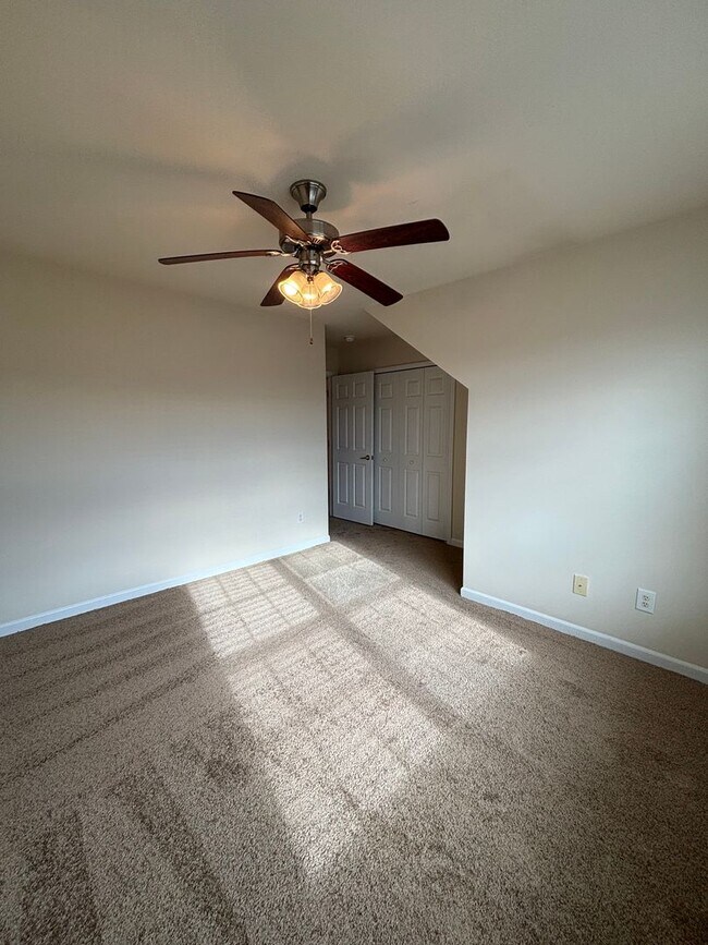 Foto del edificio - Spacious End Unit 3BR/2.5BA Townhouse