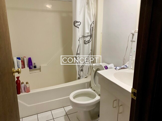 Building Photo - 10 Shepard St