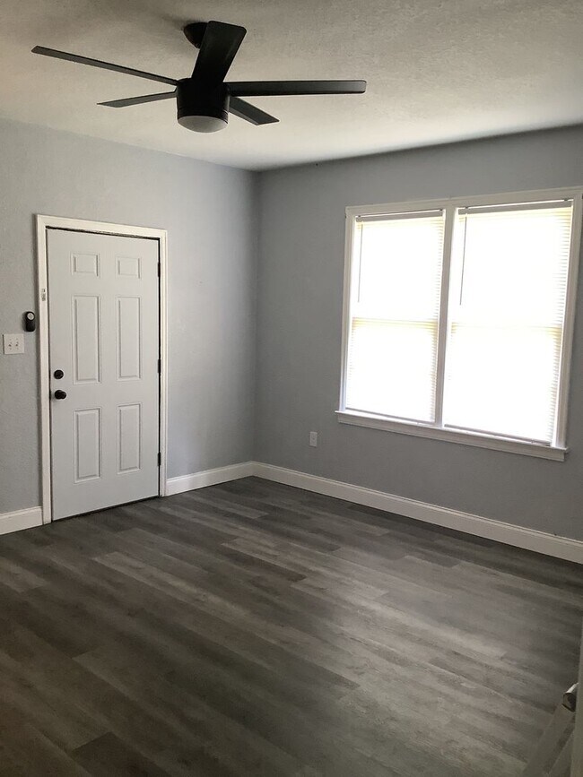 Building Photo - Two Bedroom One Bathroom - Bartow