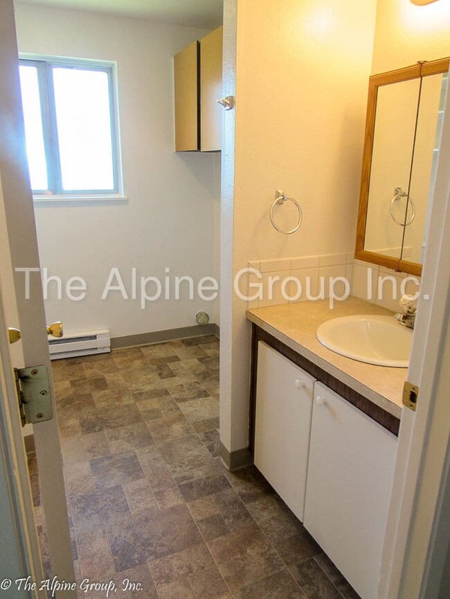 Building Photo - Cute duplex, W/S/T included with rent!