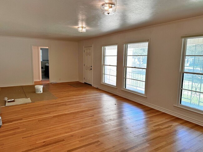 Building Photo - Spacious Family Home in Premier Wichita Fa...