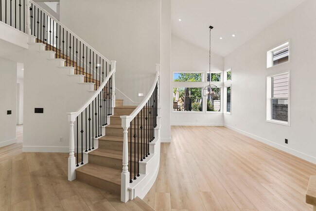 Building Photo - Gorgeously Upgraded 4 Bedroom Pool Home in...