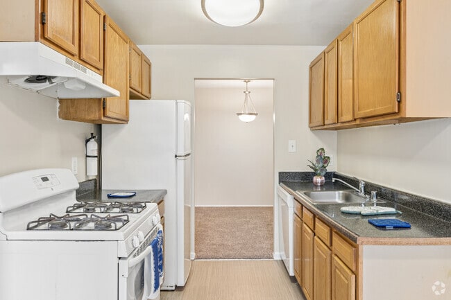 Den, 2BR, 2BA - 1,076SF - Kitchen - Cinnamon Run/Peppertree Farm