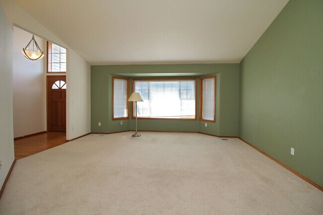 Building Photo - Spacious Gresham 4 Bedroom Home with 3 Car...