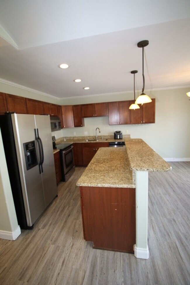 Foto del edificio - 3 Bedroom Centrally Located Condo!