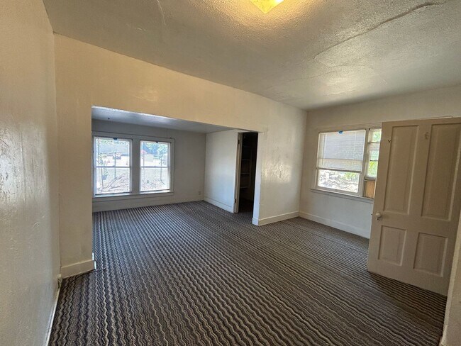 Foto del edificio - 3 bed, 1 bath, backyard