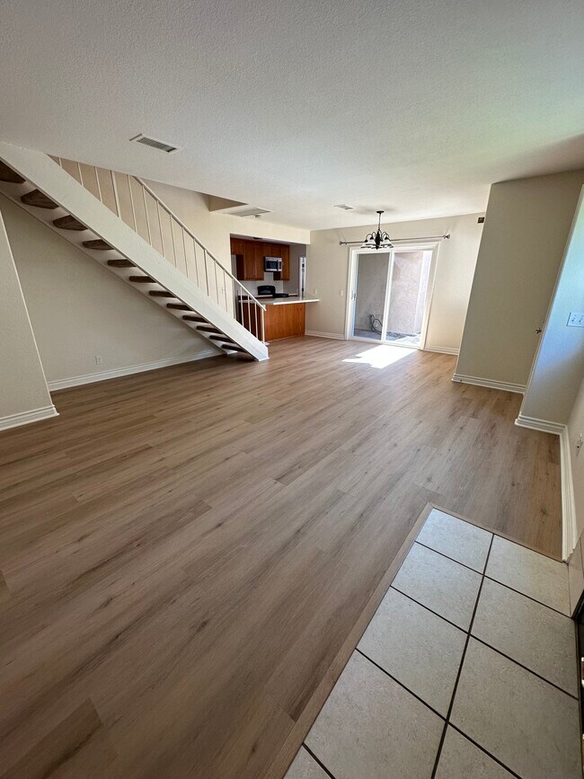 Sala de estar con chimenea - 13784 Sycamore Tree Ln